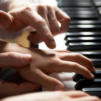 playy Hände am Klavier
