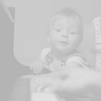 playy Baby am Klavier