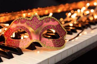 playy Fasching am Klavier